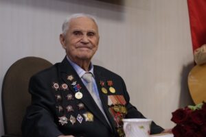 Губернатор Бочаров поздравил ветерана Михаила Терещенко со 100-летием