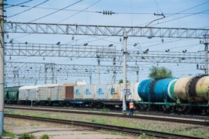 Легковушка вылетела под поезд в Волгограде