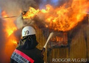 Под Волгоградом из-за автомобиля сгорела пристройка