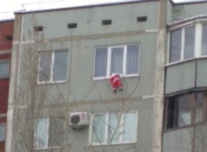 В окне волгоградского дома застрял Дед Мороз