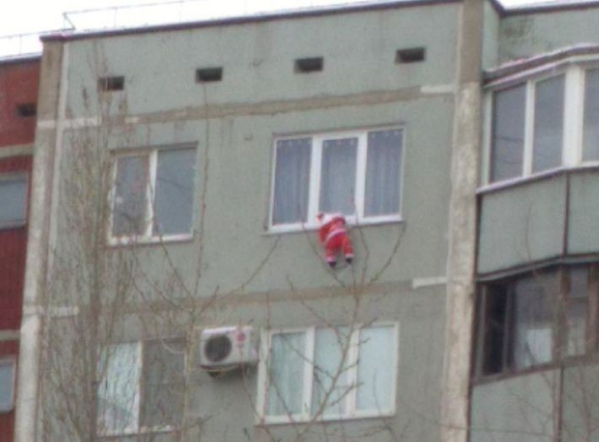 В окне волгоградского дома застрял Дед Мороз