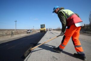 На улице Ольги Форш Волгограда дорожника укладывают новое покрытие