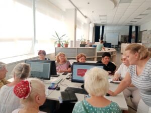 В библиотеке Камышина пожилым людям помогают освоить цифровую среду