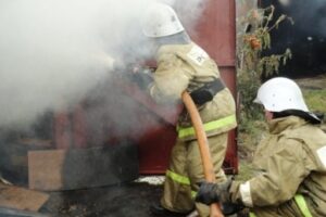 В Камышине неизвестный посреди дня поджёг 2 хозпостройки