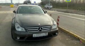Под Волгоградом полицейские остановили автовоз с украденным «Мерседесом»