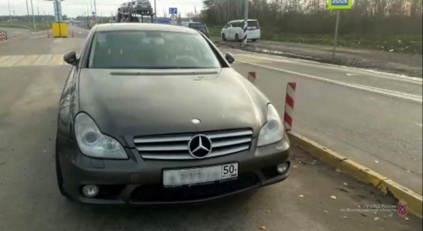 Под Волгоградом полицейские остановили автовоз с украденным «Мерседесом»