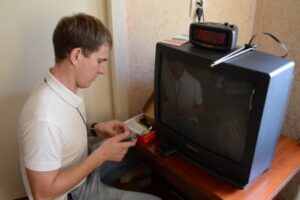 Пожилые волгоградцы получают помощь в переходе на цифровое телевидение