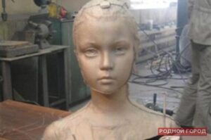 Разрушивший скульптуру девочки Милы вандал выплатит 600 тысяч