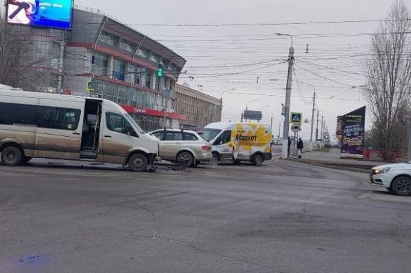 В Волгограде на видео попало столкновение фургона маркетплейса и маршрутки