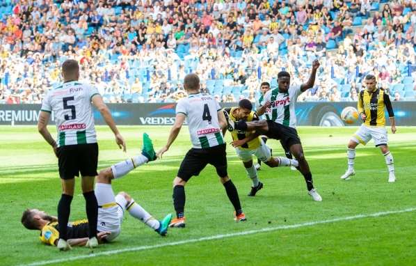 Знаменитый волгоградский тренер начал чемпионат Нидерландов с крупной победы