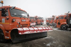 Дорожные службы Волгоградской области продолжают чистить трассы от снега