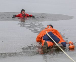 Волгоградцам напомнили о коварности льда на водоемах