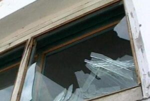 30-летнего любителя бить окна магазина задержали под Волгоградом