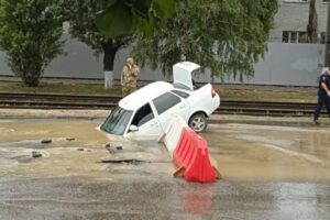 В Дзержинском районе Волгограда «Лада» провалилась в яму