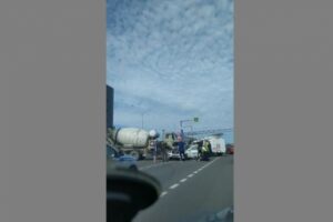 Бетономешалка пошла на таран иномарки в Волгограде