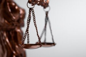 УК выплатит волгоградке свыше полумиллиона рублей за разбитый автомобиль