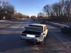 На юге Волгограда «Лада Приора» въехала в стоявшую на дороге «семерку»
