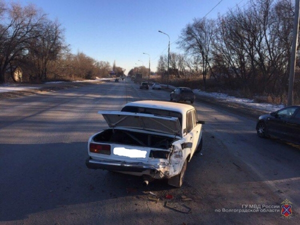 На юге Волгограда «Лада Приора» въехала в стоявшую на дороге «семерку»