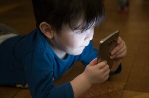 Стало известно, как родительское увлечение гаджетами влияет на речь ребенка