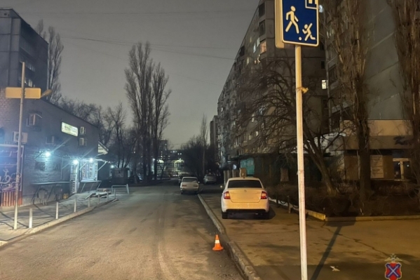 В Волгограде автомобиль сбил пешехода на дворовой территории