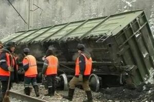 Из-за схода 15 грузовых вагонов задержали пассажирские поезда