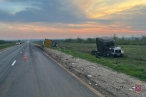 Водитель грузовика погиб на трассе в Волгоградской области