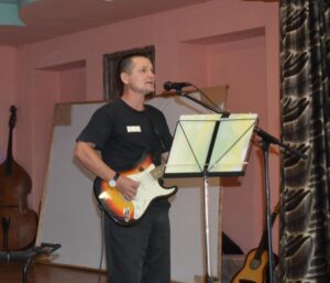 Осужденные играют в КВН и поют дуэтом