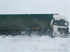 Под Волгоградом дальнобойщик скончался на трассе рядом с фурой
