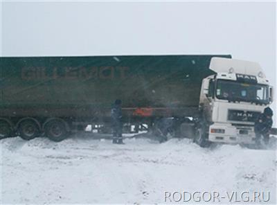 Под Волгоградом дальнобойщик скончался на трассе рядом с фурой