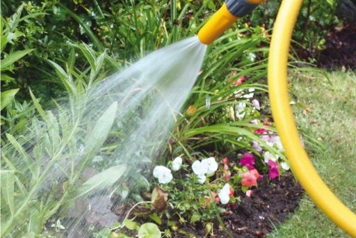 65-летнего волгоградца убило током во время полива огорода