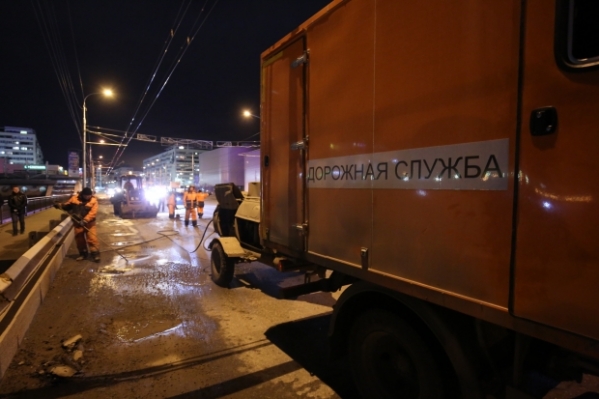 На Астраханском мосту в Волгограде восстанавливают тротуары