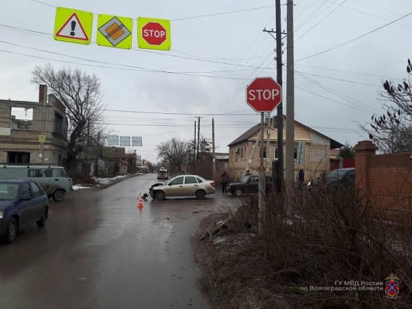 В Волгограде 29-летний водитель спровоцировал аварию: пострадали два человека
