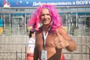 В Волгограде девушка в 21-й раз перекрасила волосы в розовый цвет