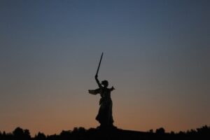 Кемеровчанин сделал снежную копию скульптуры «Родина-мать зовет!»