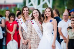 Ослепить и поразить: волгоградские выпускницы борются за платья размера XL