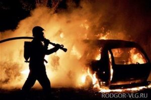 Ночью в Волгограде неизвестные сожгли два автомобиля