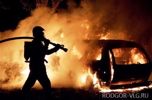 Ночью в Волгограде неизвестные сожгли два автомобиля
