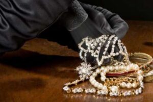 В Камышине разбойники с газовым баллончиком ограбили ювелирный салон