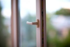 3-летний малыш выпал из окна 1 этажа частного дома и травмировал голову