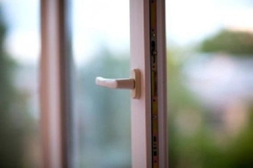 3-летний малыш выпал из окна 1 этажа частного дома и травмировал голову