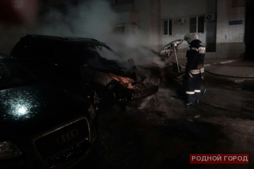 Три дорогие иномарки сожгли ночью в центре Волгограда
