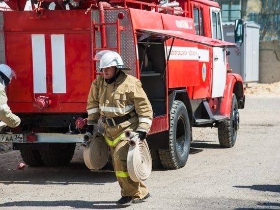 В ночном пожаре в Волгограде сгорел дачный дом