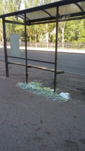 В центре Волгограда разбивают стекла витрин