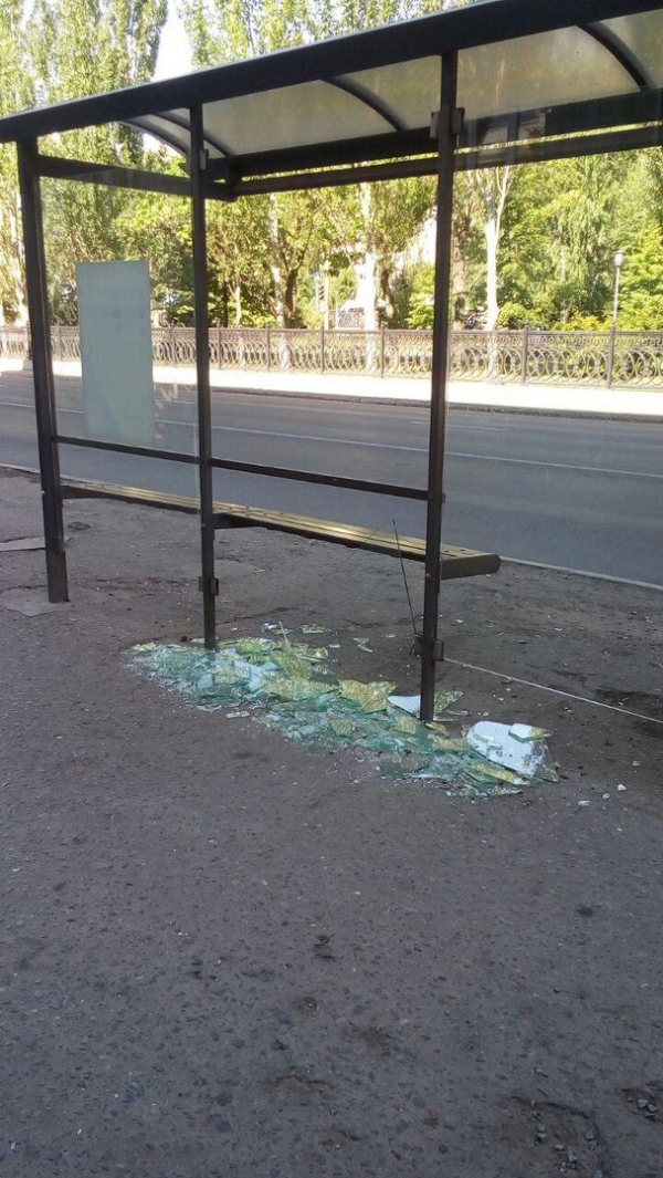 В центре Волгограда разбивают стекла витрин