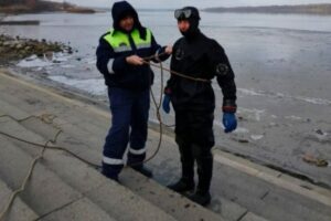 Волгоградские спасатели обследуют места для крещенских купелей