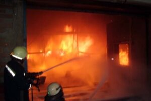 Склад на оптовом рынке в Волгограде загорелся из-за неисправной проводки