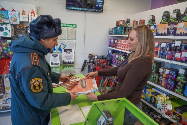 Волгоградские спасатели проверяют места продажи пиротехники