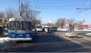 В Красноармейском районе Волгограда в троллейбусе 76-летний пассажир получил травму