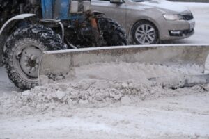 В Волжском Волгоградской области спецтехника очищает дороги от снега