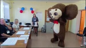 В Волгоградской области выборы посетили Чебурашка, богатыри и косолапый мишка